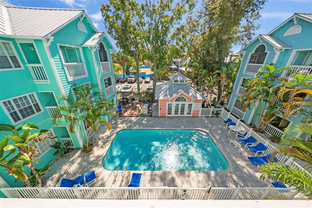 Active With Contract: $315,000 (2 beds, 2 baths, 995 Square Feet)