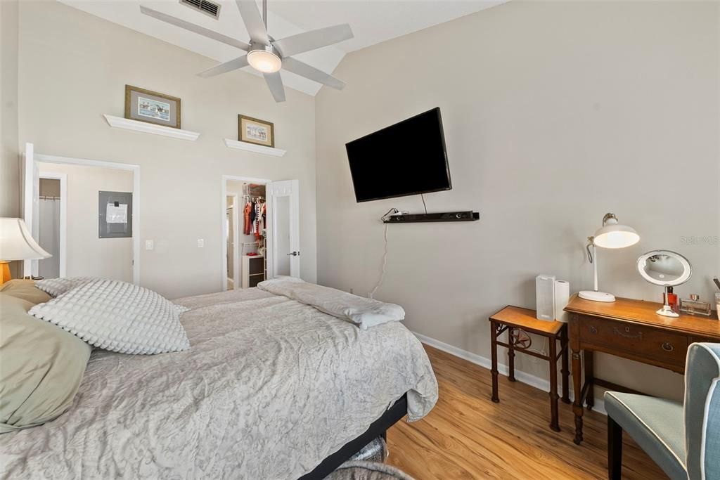 Active With Contract: $315,000 (2 beds, 2 baths, 995 Square Feet)