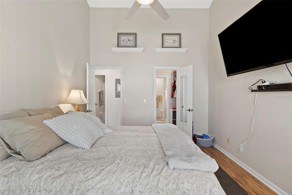 Active With Contract: $315,000 (2 beds, 2 baths, 995 Square Feet)