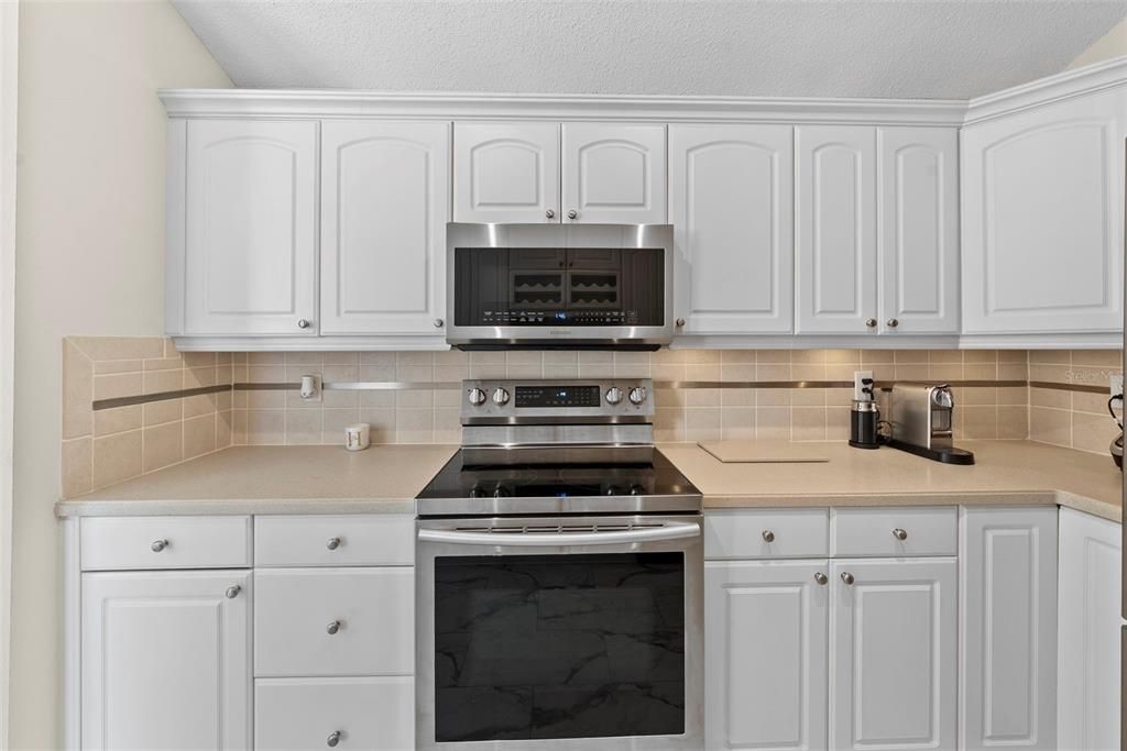 Active With Contract: $315,000 (2 beds, 2 baths, 995 Square Feet)