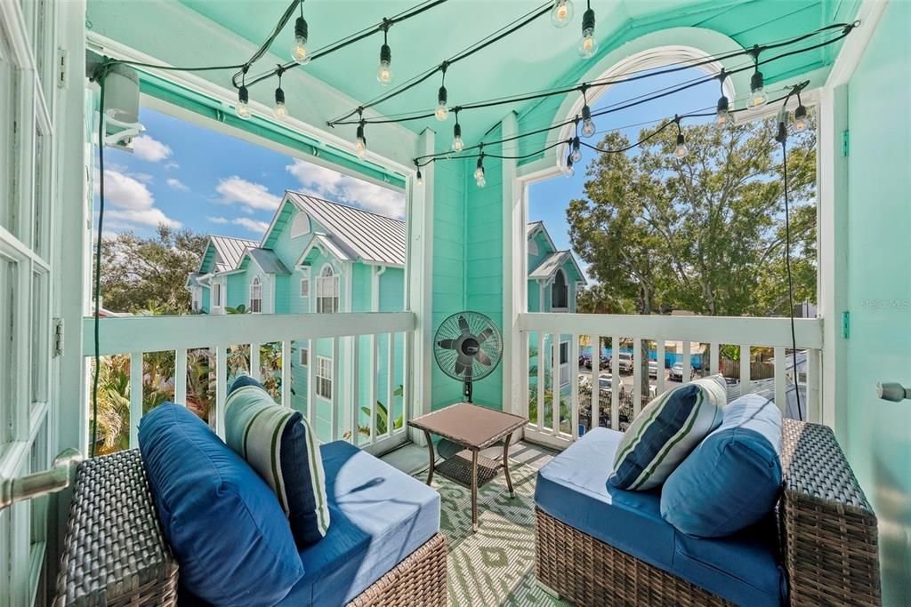 Active With Contract: $315,000 (2 beds, 2 baths, 995 Square Feet)