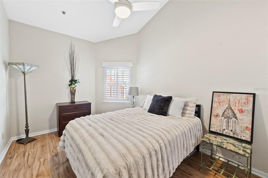 Active With Contract: $315,000 (2 beds, 2 baths, 995 Square Feet)