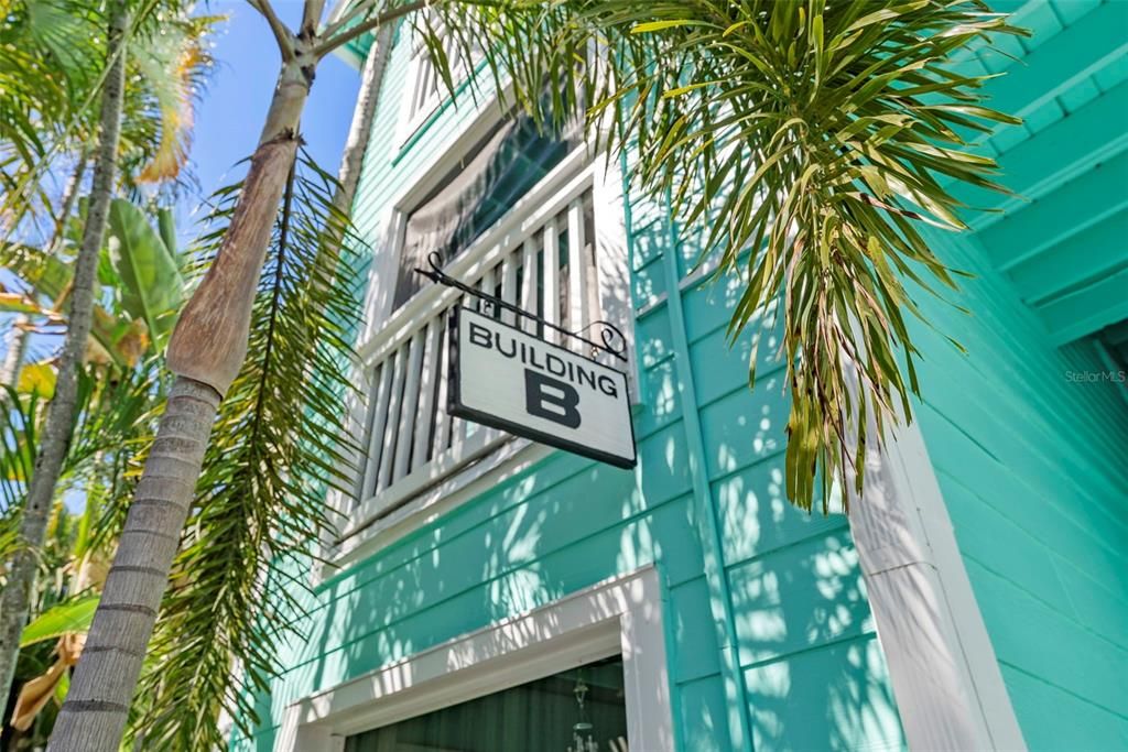 Active With Contract: $315,000 (2 beds, 2 baths, 995 Square Feet)