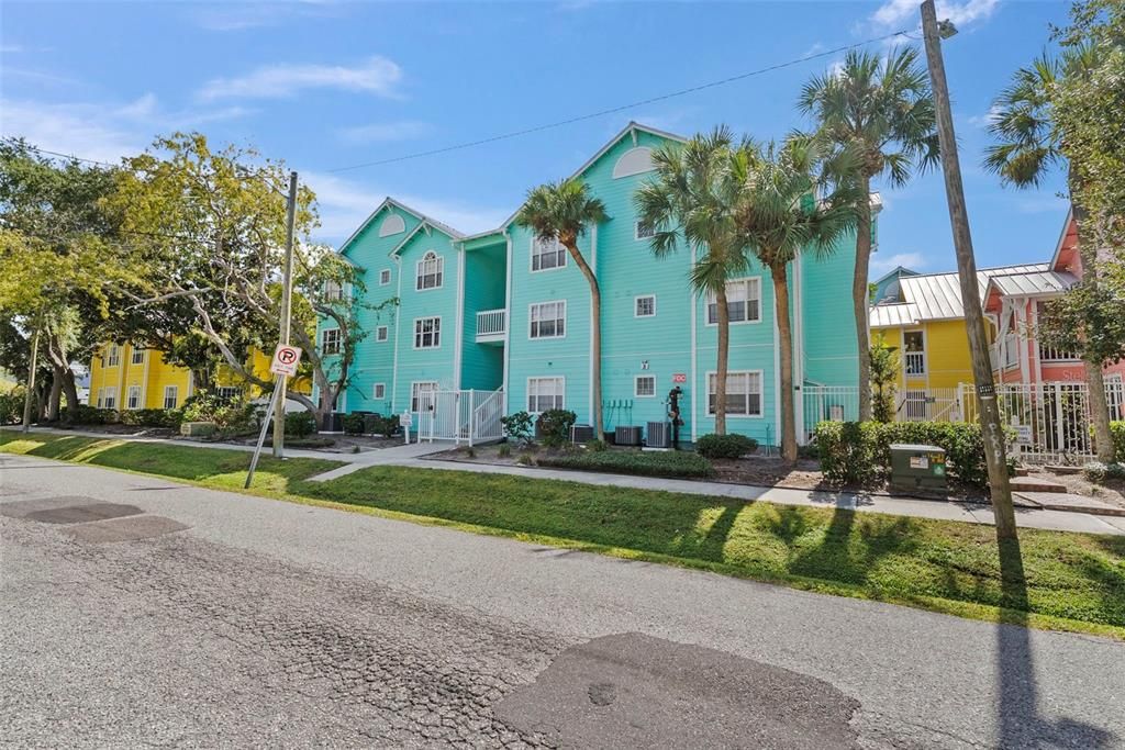 Active With Contract: $315,000 (2 beds, 2 baths, 995 Square Feet)