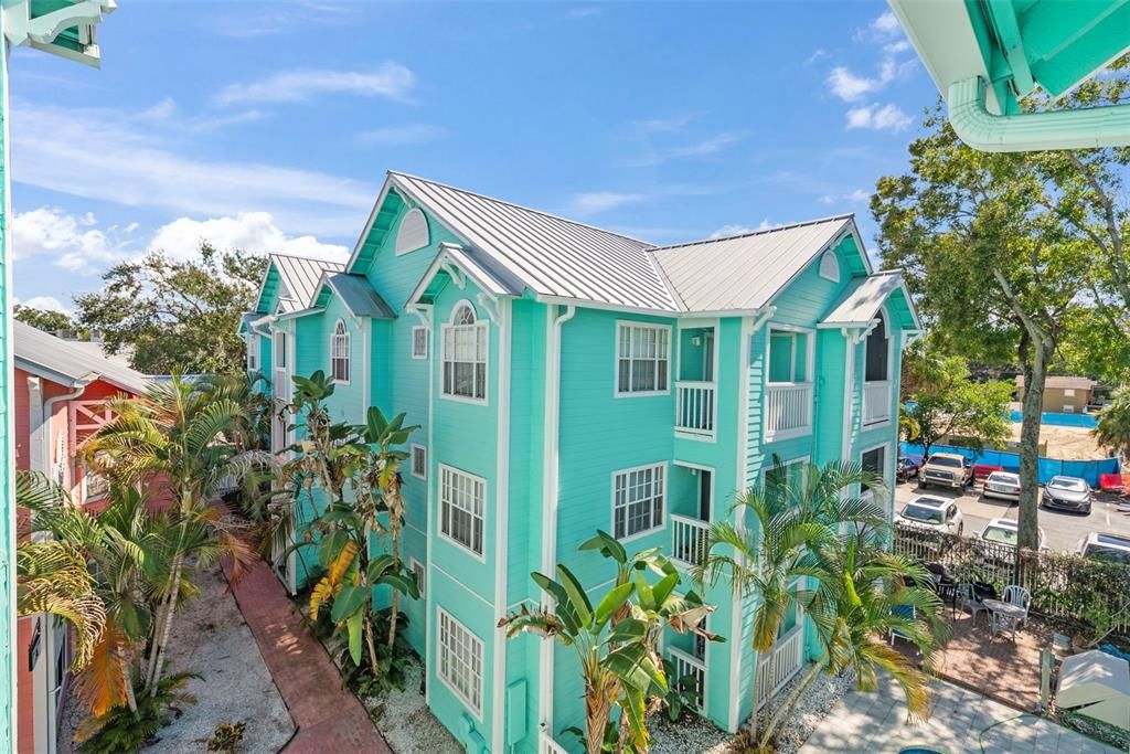 Active With Contract: $315,000 (2 beds, 2 baths, 995 Square Feet)