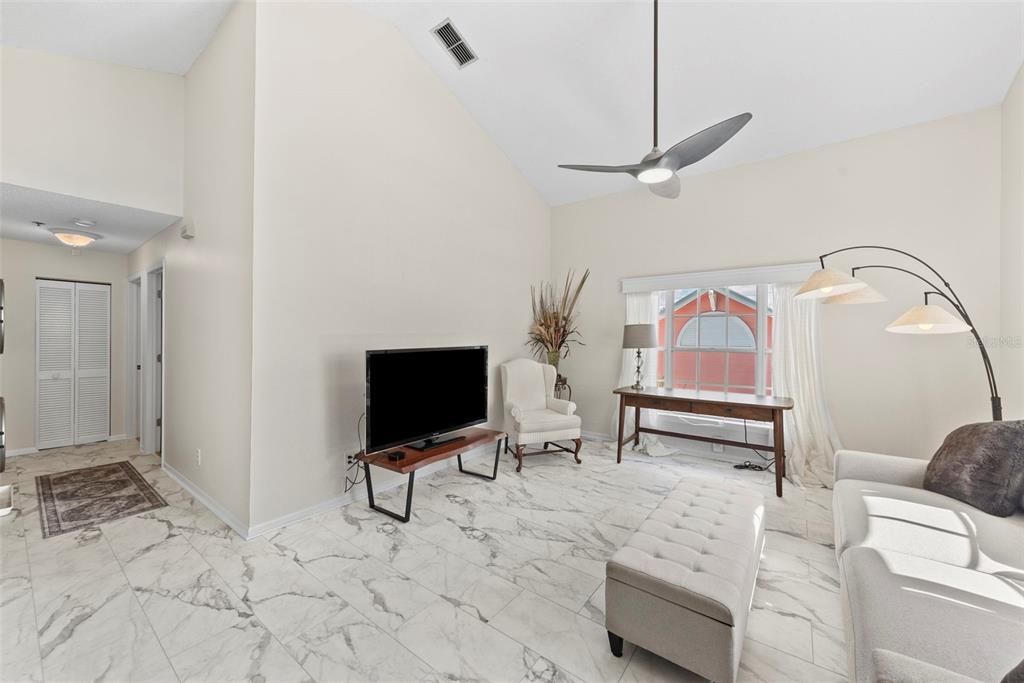 Active With Contract: $315,000 (2 beds, 2 baths, 995 Square Feet)