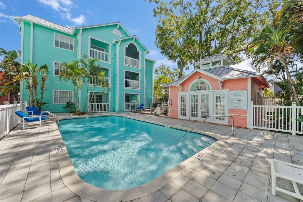 Active With Contract: $315,000 (2 beds, 2 baths, 995 Square Feet)