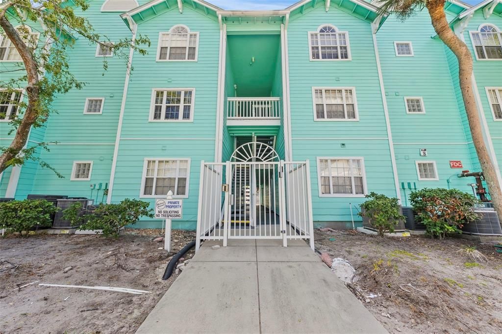 Active With Contract: $315,000 (2 beds, 2 baths, 995 Square Feet)