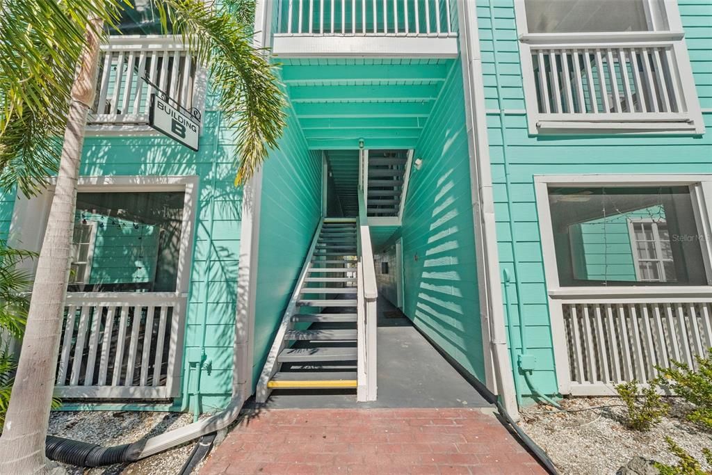 Active With Contract: $315,000 (2 beds, 2 baths, 995 Square Feet)