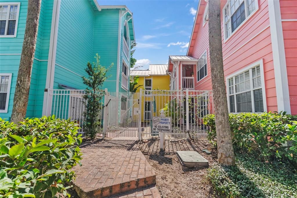 Active With Contract: $315,000 (2 beds, 2 baths, 995 Square Feet)