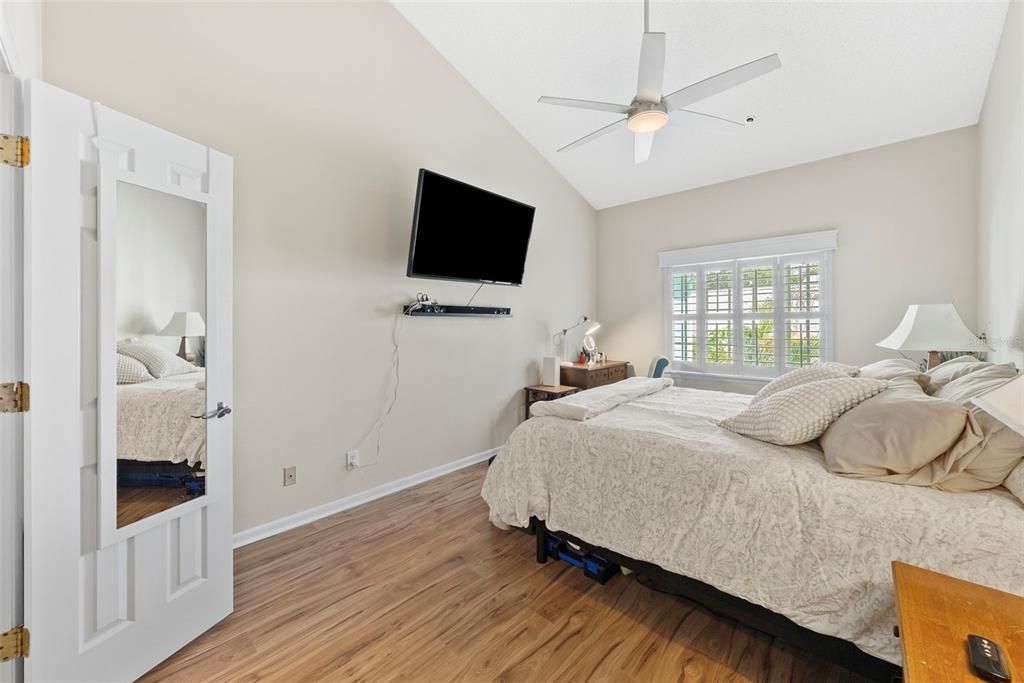 Active With Contract: $315,000 (2 beds, 2 baths, 995 Square Feet)