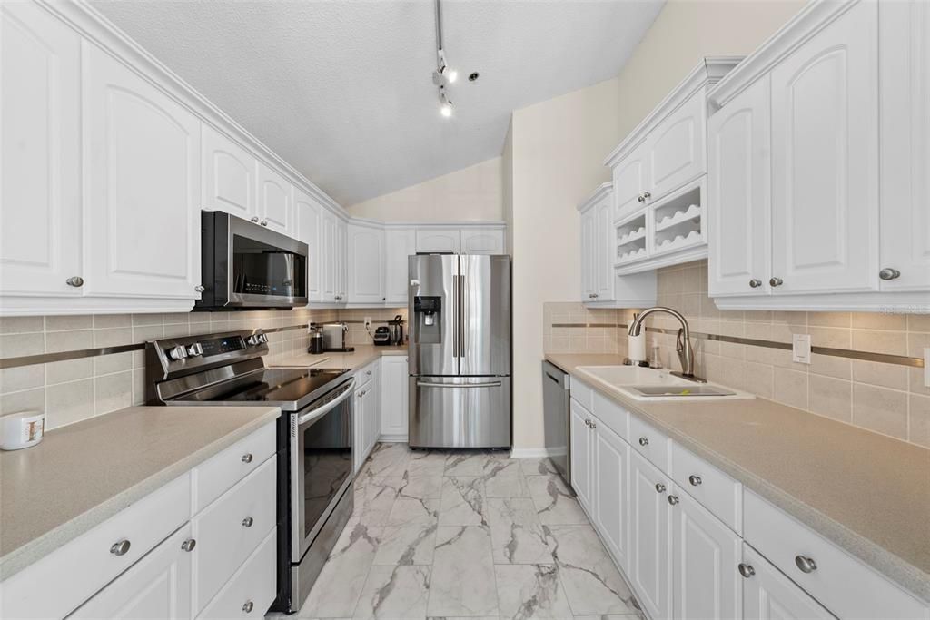 Active With Contract: $315,000 (2 beds, 2 baths, 995 Square Feet)