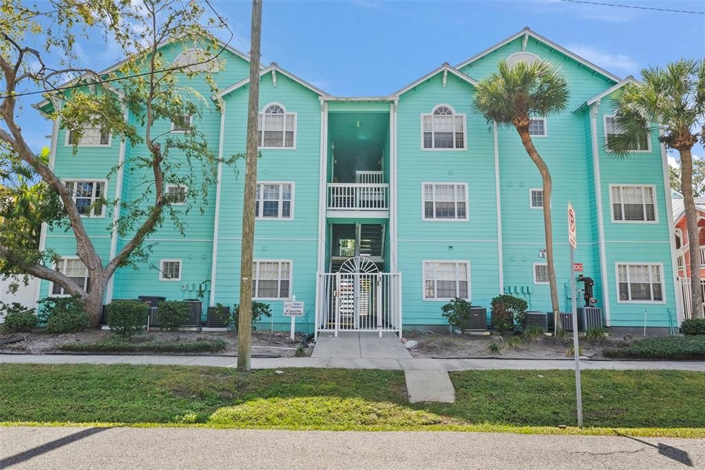 Active With Contract: $315,000 (2 beds, 2 baths, 995 Square Feet)