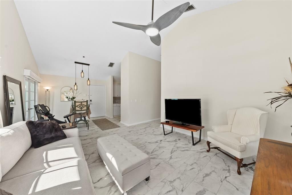 Active With Contract: $315,000 (2 beds, 2 baths, 995 Square Feet)