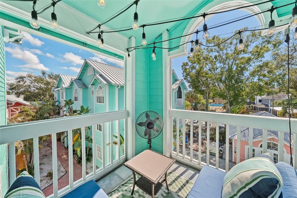 Active With Contract: $315,000 (2 beds, 2 baths, 995 Square Feet)