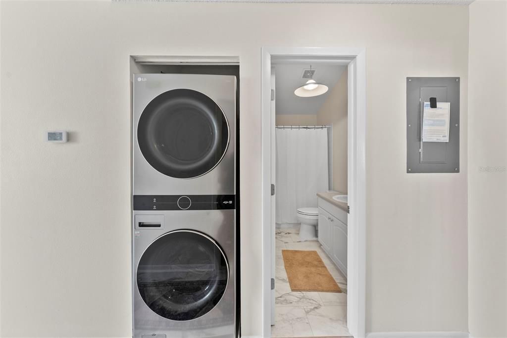 Active With Contract: $315,000 (2 beds, 2 baths, 995 Square Feet)