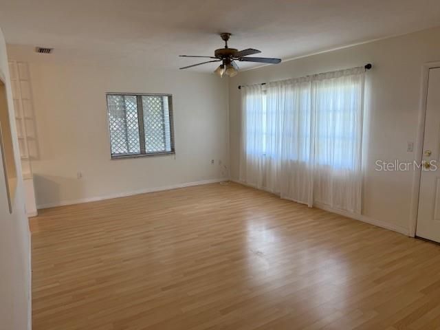 合同活跃: $1,500 (2 贝兹, 1 浴室, 1300 平方英尺)