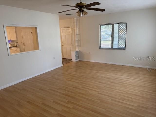 合同活跃: $1,500 (2 贝兹, 1 浴室, 1300 平方英尺)