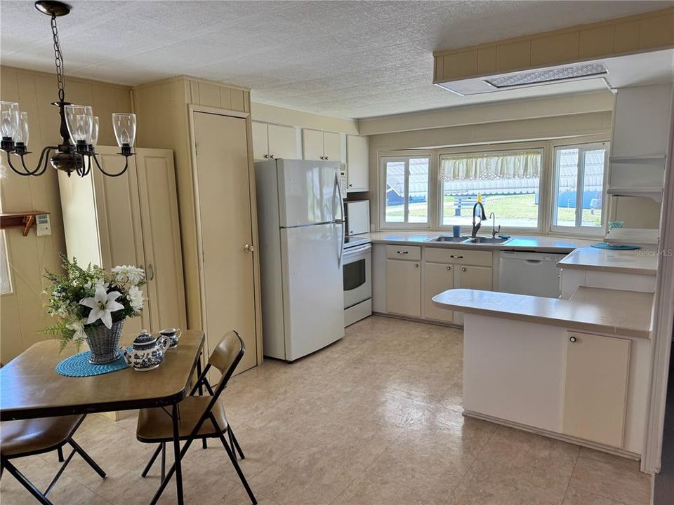 For Sale: $155,000 (2 beds, 2 baths, 1616 Square Feet)