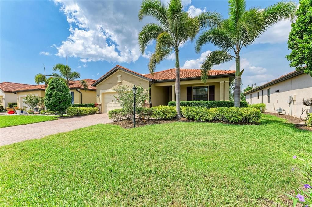 For Sale: $575,000 (3 beds, 3 baths, 1840 Square Feet)