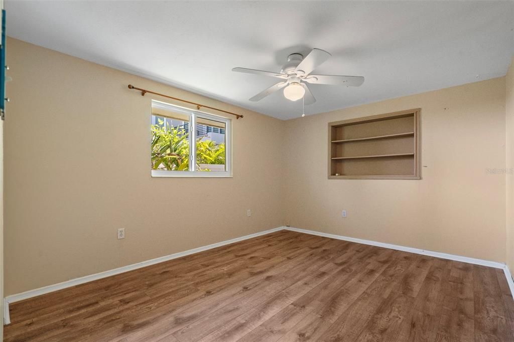 For Sale: $450,450 (2 beds, 1 baths, 1641 Square Feet)