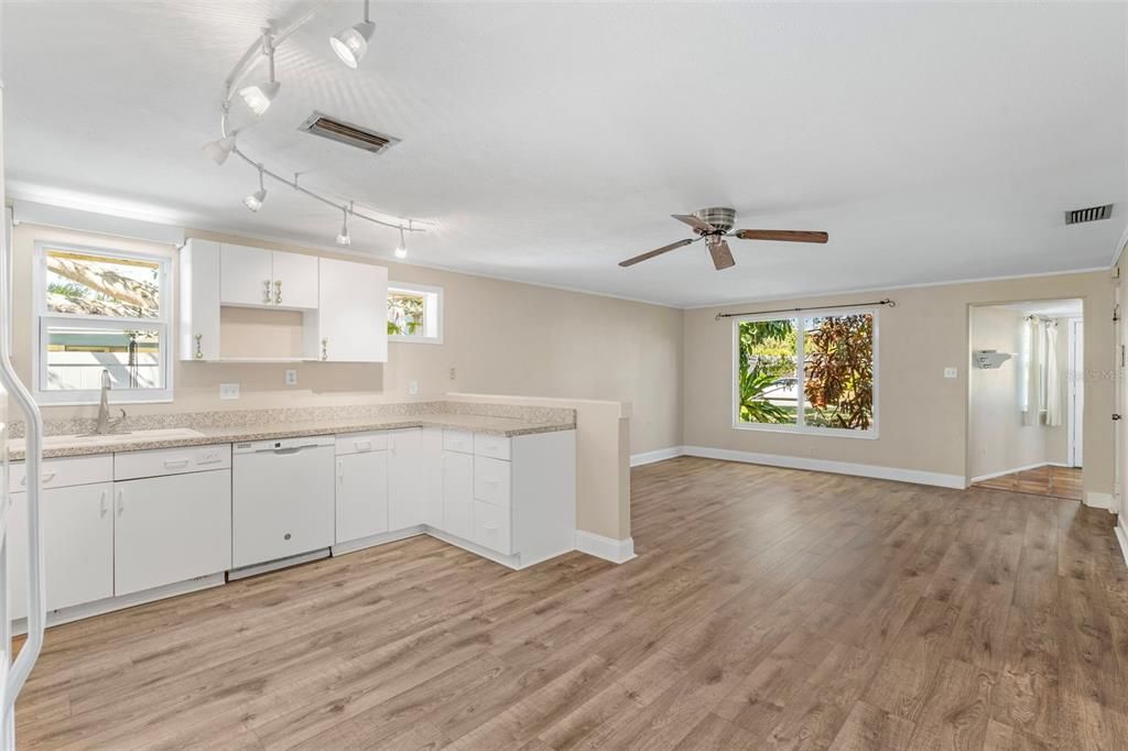 For Sale: $450,450 (2 beds, 1 baths, 1641 Square Feet)