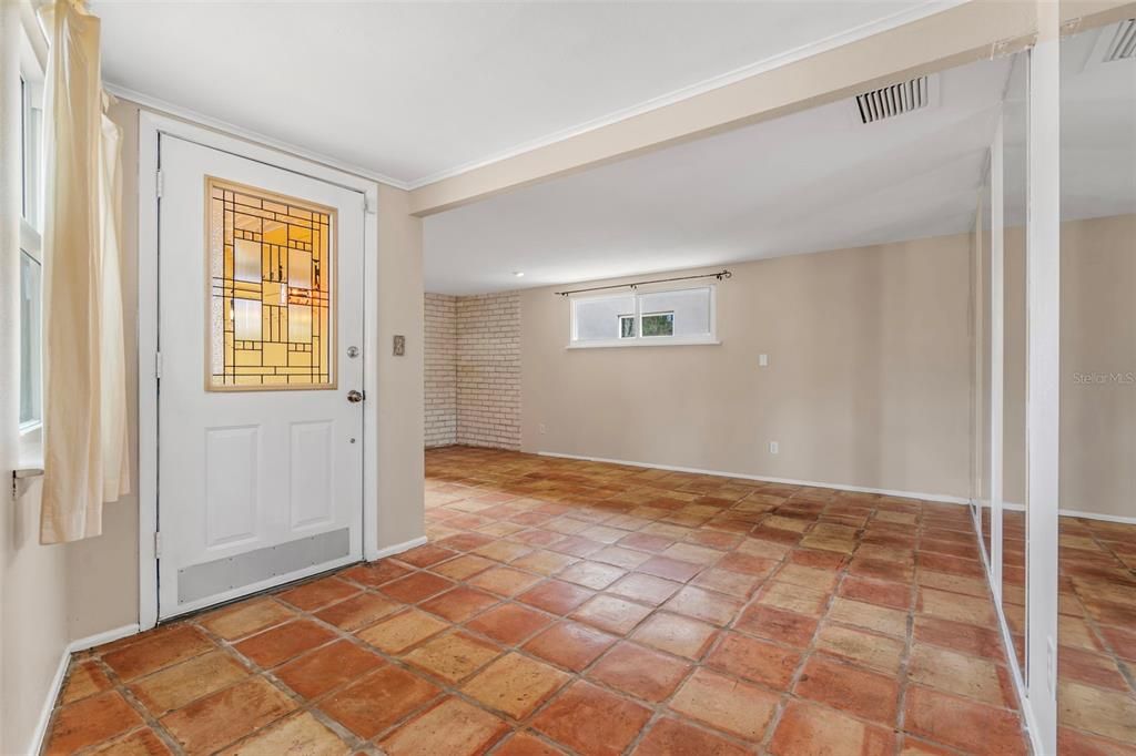 For Sale: $450,450 (2 beds, 1 baths, 1641 Square Feet)