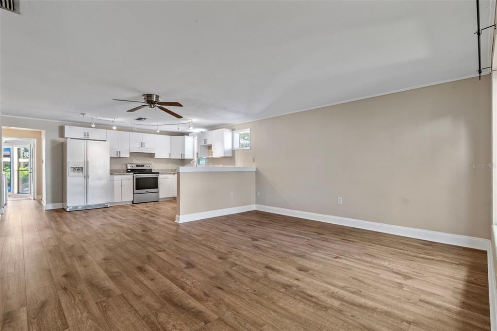 For Sale: $450,450 (2 beds, 1 baths, 1641 Square Feet)