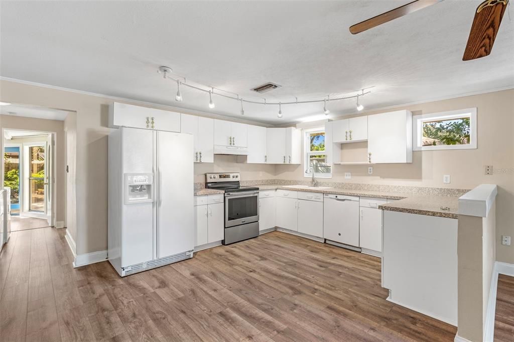 For Sale: $450,450 (2 beds, 1 baths, 1641 Square Feet)