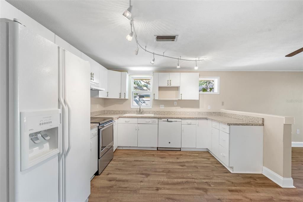 For Sale: $450,450 (2 beds, 1 baths, 1641 Square Feet)