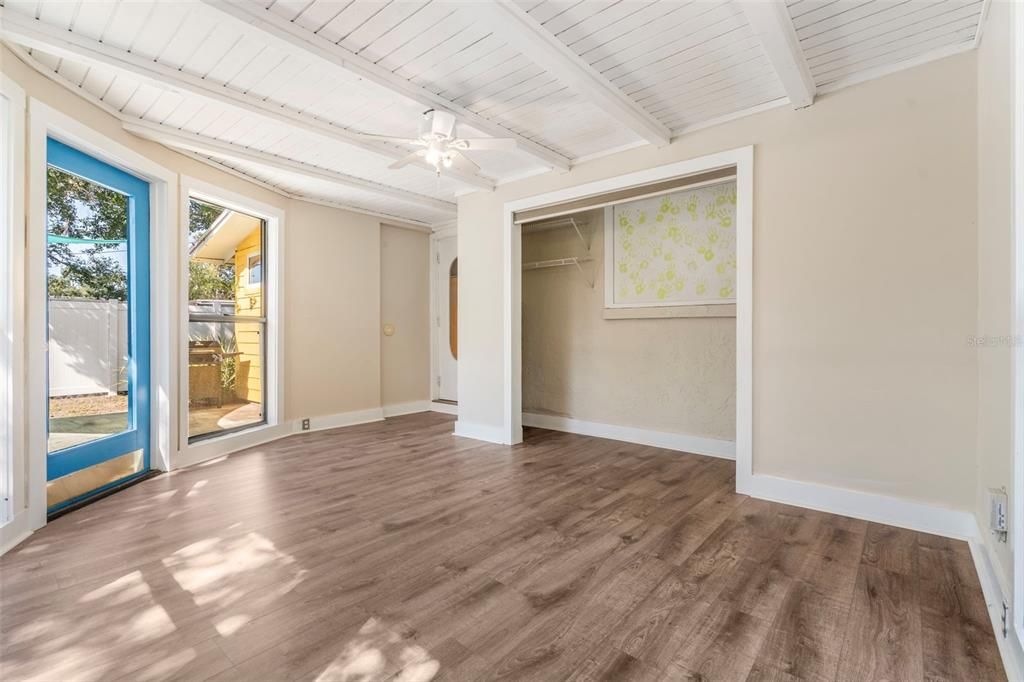 For Sale: $450,450 (2 beds, 1 baths, 1641 Square Feet)