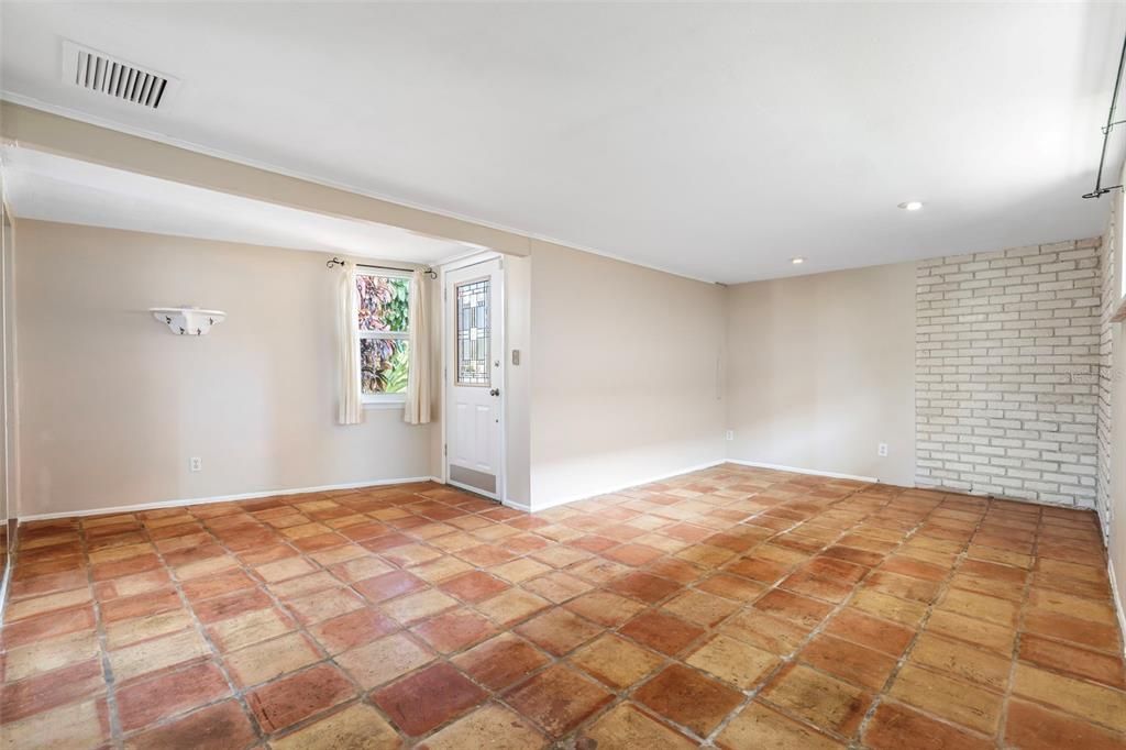 For Sale: $450,450 (2 beds, 1 baths, 1641 Square Feet)