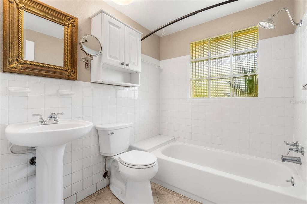 For Sale: $450,450 (2 beds, 1 baths, 1641 Square Feet)