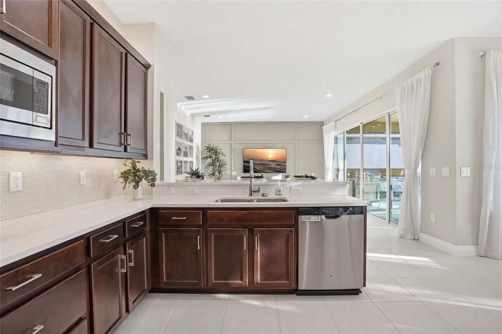 Activo con contrato: $824,900 (5 camas, 4 baños, 3381 Pies cuadrados)