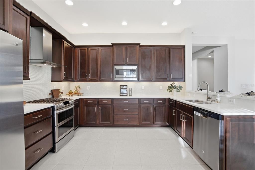 Activo con contrato: $824,900 (5 camas, 4 baños, 3381 Pies cuadrados)