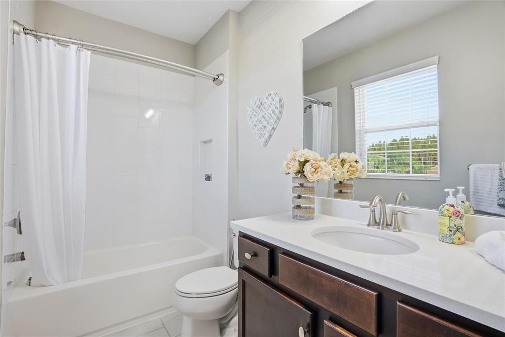 Activo con contrato: $824,900 (5 camas, 4 baños, 3381 Pies cuadrados)