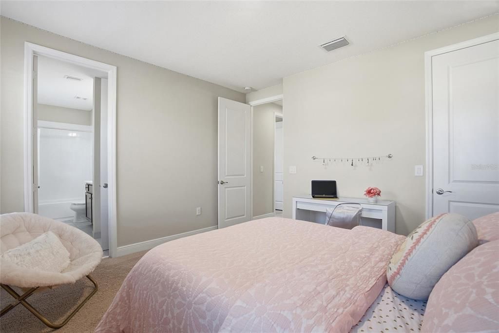 Activo con contrato: $824,900 (5 camas, 4 baños, 3381 Pies cuadrados)