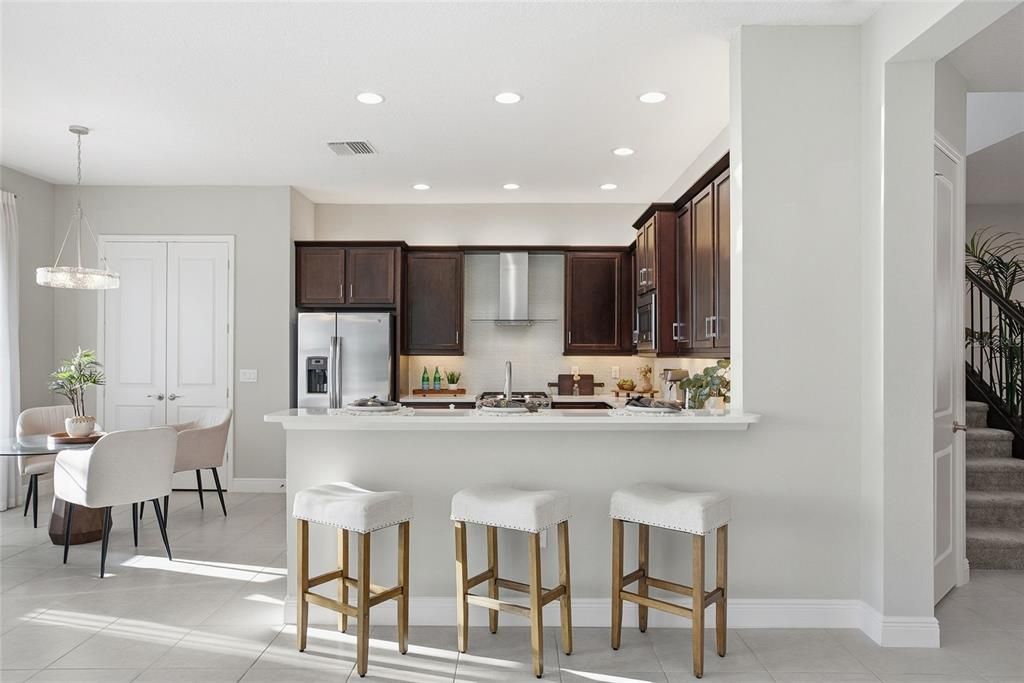 Activo con contrato: $824,900 (5 camas, 4 baños, 3381 Pies cuadrados)