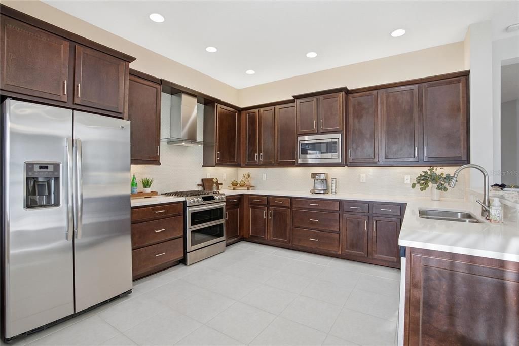 Activo con contrato: $824,900 (5 camas, 4 baños, 3381 Pies cuadrados)