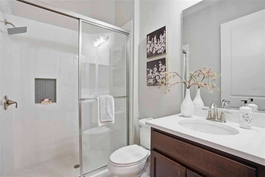 Activo con contrato: $824,900 (5 camas, 4 baños, 3381 Pies cuadrados)