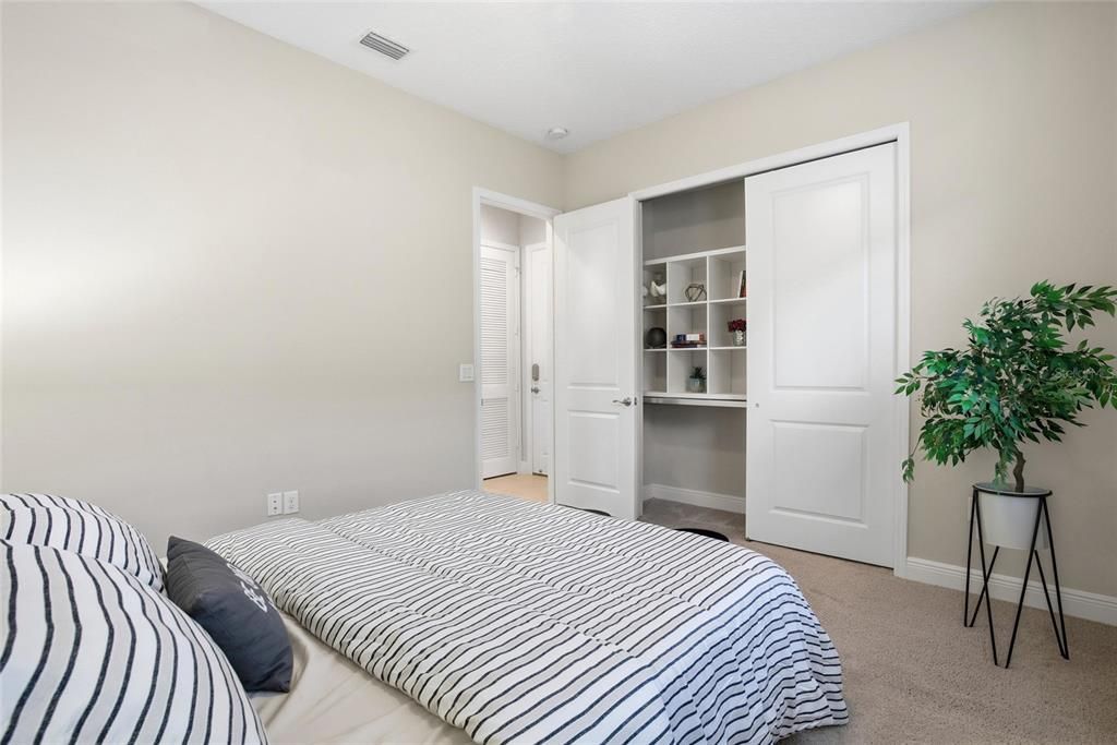 Activo con contrato: $824,900 (5 camas, 4 baños, 3381 Pies cuadrados)