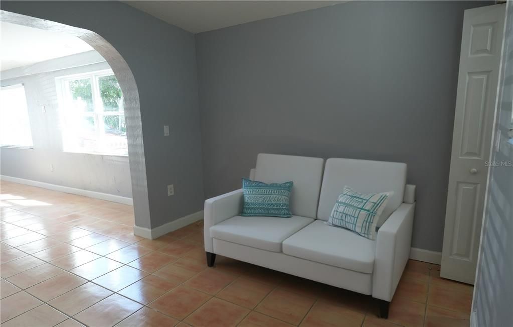 待售: $190,000 (2 贝兹, 1 浴室, 1327 平方英尺)