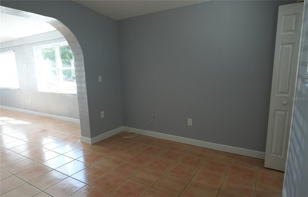 待售: $190,000 (2 贝兹, 1 浴室, 1327 平方英尺)