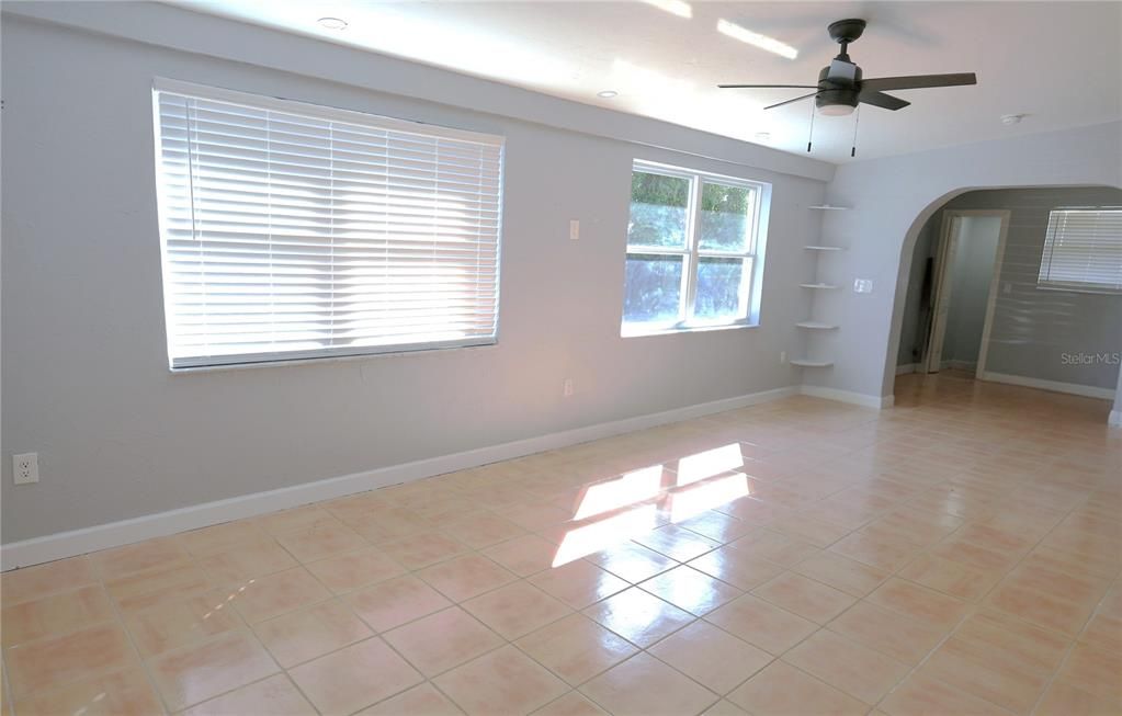 待售: $190,000 (2 贝兹, 1 浴室, 1327 平方英尺)