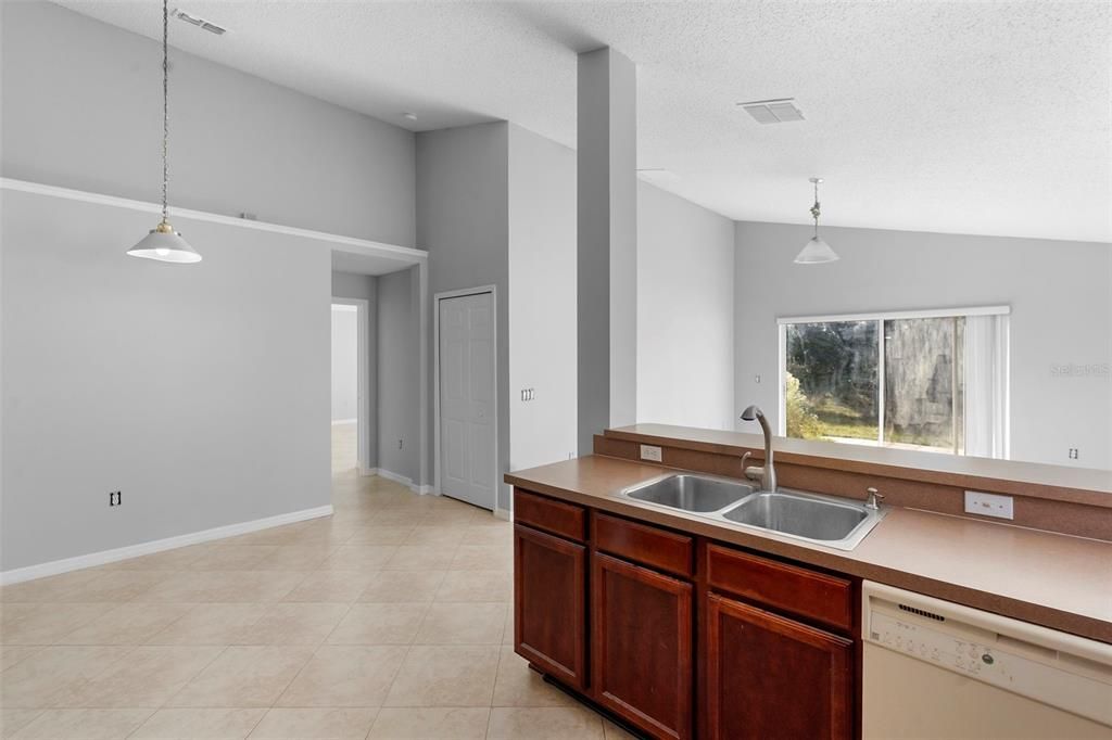 For Sale: $355,000 (4 beds, 2 baths, 1935 Square Feet)