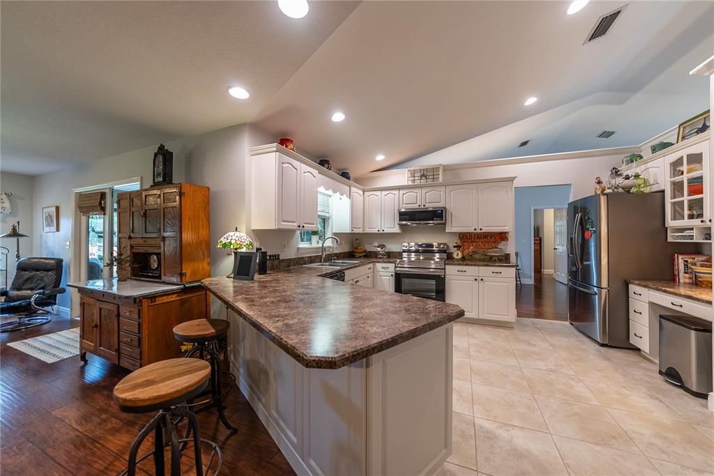 合同活跃: $339,999 (3 贝兹, 2 浴室, 1973 平方英尺)