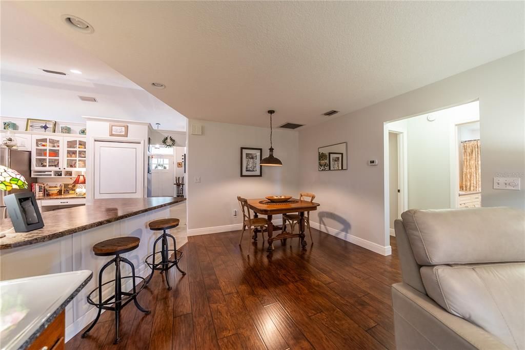 合同活跃: $339,999 (3 贝兹, 2 浴室, 1973 平方英尺)