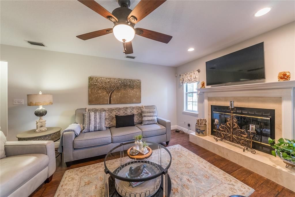 合同活跃: $339,999 (3 贝兹, 2 浴室, 1973 平方英尺)