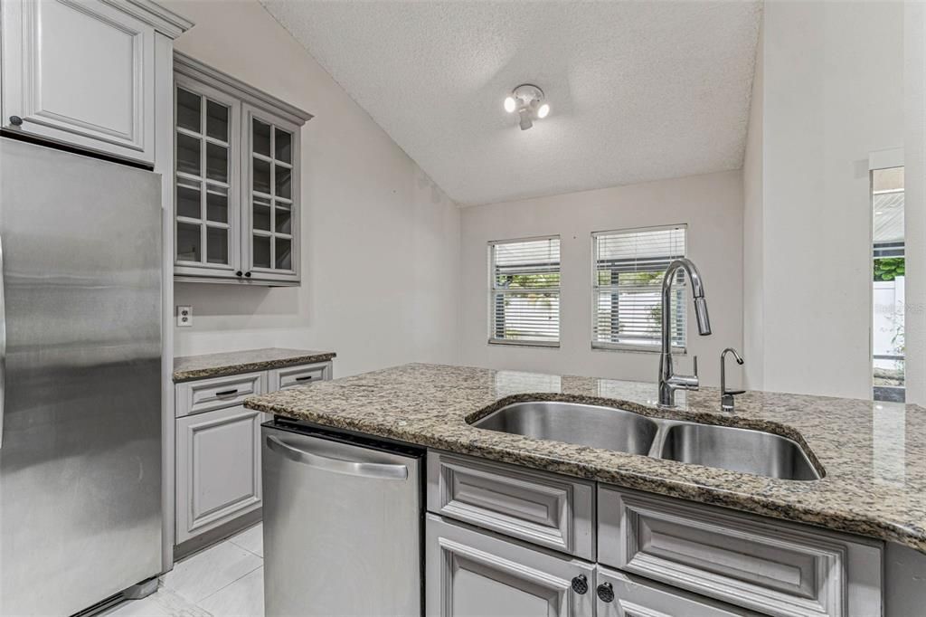 For Rent: $2,600 (3 beds, 2 baths, 1811 Square Feet)