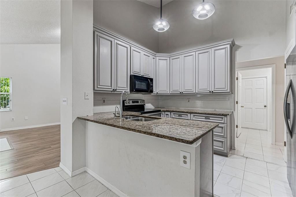 For Rent: $2,600 (3 beds, 2 baths, 1811 Square Feet)